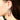 Mehrfarbige ovale Statement Hoops am Ohr getragen. 